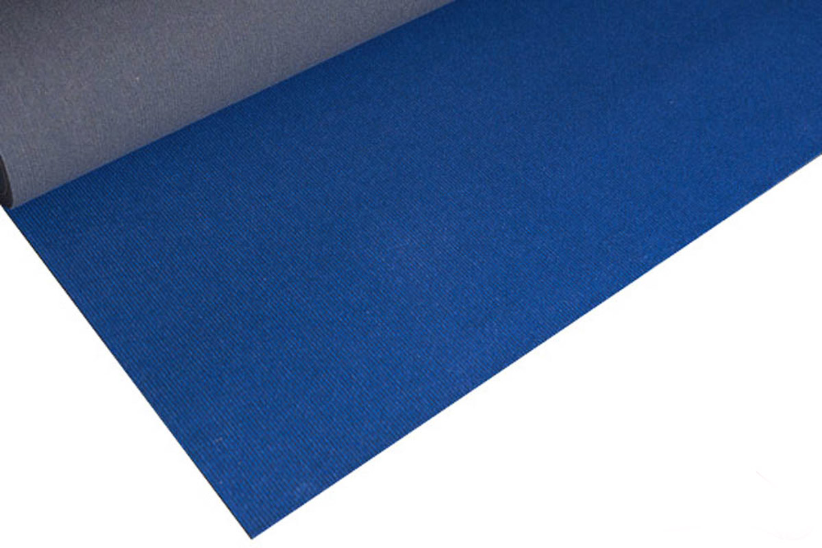 niebieski dywan ślubny