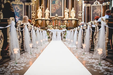 biały dywan na ślub do kościoła