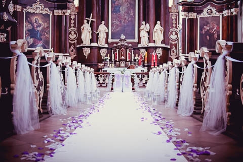 biały dywan na ślub