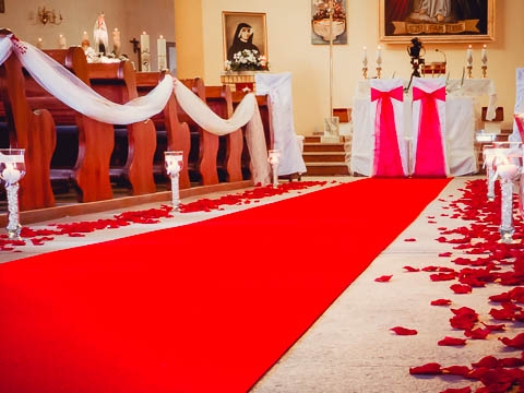 czerwony dywan ślubny