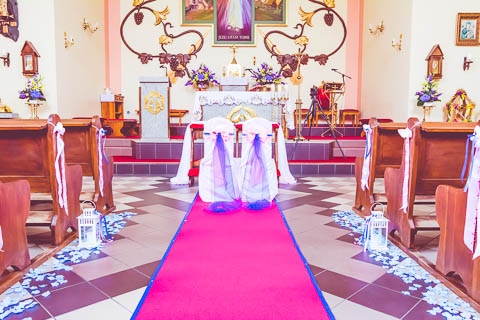 różowy dywan na ślub